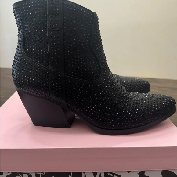 Soda Black Ankle Boots with Textured Upper and Side Zipper - Picture 2 of 5